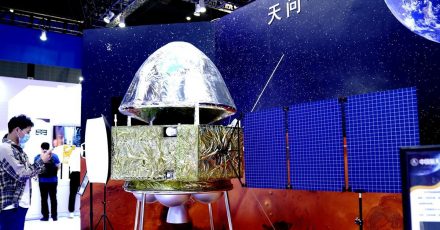 Modell der Marssonde Tianwen-1 bei der 22. Internationalen Industriemesse China International Industry Fair (CIIF) in Shanghai.