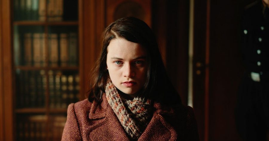 Sophie Scholl (Luna Wedler) im Schulbüro. Sie wurde beim Verteilen der Flugblätter erwischt.