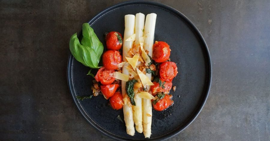Mal ohne die Klassiker Kartoffeln und Schinken: Auch Tomaten, Zwiebeln und Basilikum passen zu weißem Spargel.