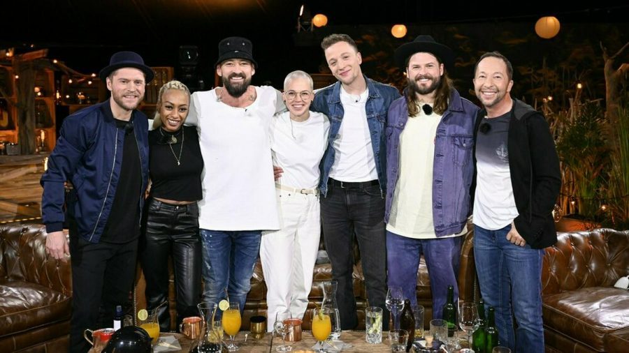 Es ist ihr Abend: Stefanie Heinzmann (Mitte) mit ihren "Sing meinen Song"-Kollegen. (jom/spot)