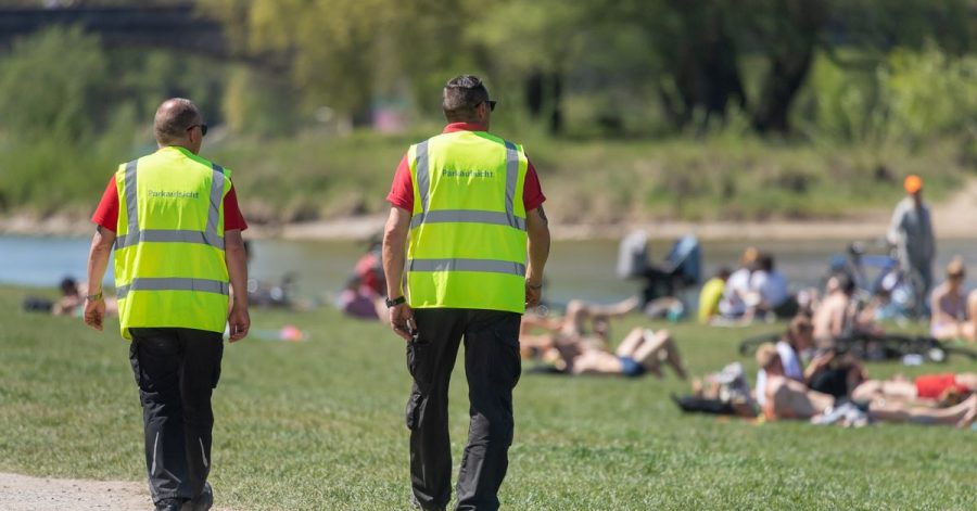 Wie hier am Ufer der Isar wird in München an öffentlichen Orten die Einhaltung der Corona-Regeln kontrolliert. Im Englischen Garten ist es dabei zu einer gewaltsamen Auseinandersetzung zwischen der Polizei und Feiernden gekommen. (Symbolbild)