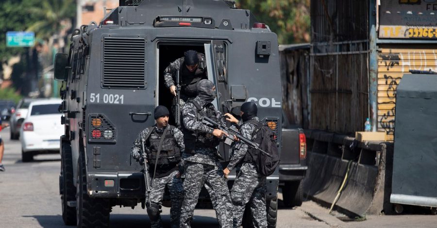 Die Polizei führt einen Einsatz gegen mutmaßliche Drogenhändler in der Favela Jacarezinho durch.