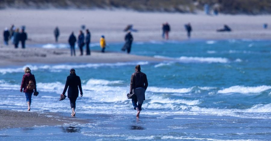 Spaziergänger am Strand von WArnemnünde.