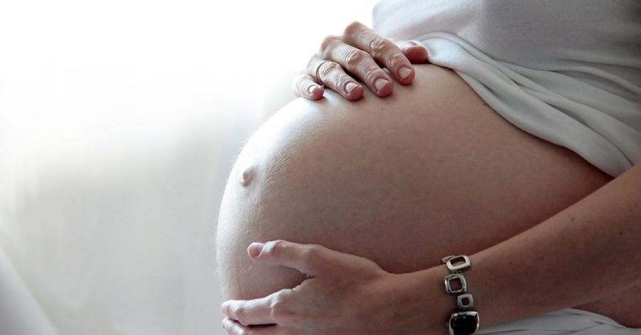 Ein Kaiserschnitt kann aus unterschiedlichen Gründen nötig werden: Für Familien ist es gut, wenn sie sich auf diesen Eingriff vorbereiten.