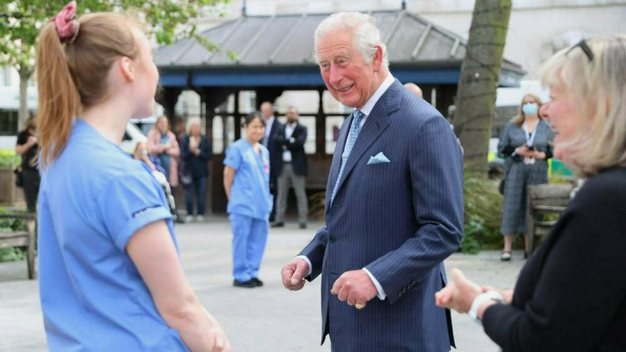 Prinz Charles im Gespräch mit einer Krankenschwester des St Bartholomew's Hospital. (jom/spot)