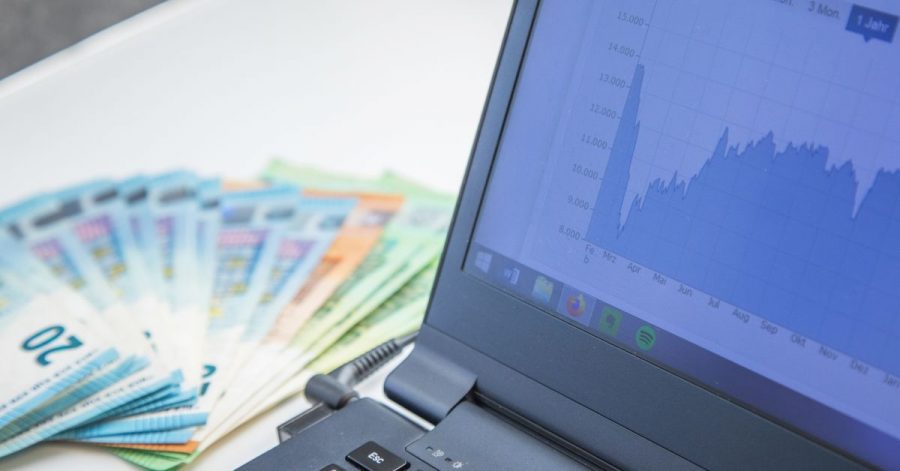 Ein breit gestreutes Aktieninvestment zahlt sich langfristig meist aus. Für den Einstieg an die Börse brauch man keine großen Summen.