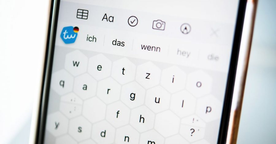 Sieht komisch aus, mit dem Tutorial und einem Online-Übungsspiel sitzt die Wabentipperei mit Typewise nach knapp einer Woche schon ganz gut.