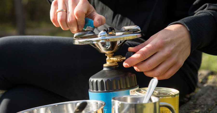 Sicher kochen unterwegs: Wer sich auf Reisen das Essen mit einem Campingkocher zubereitet, sollte vor jedem Einsatz darauf achten, dass alle Bauteile unbeschädigt sind.