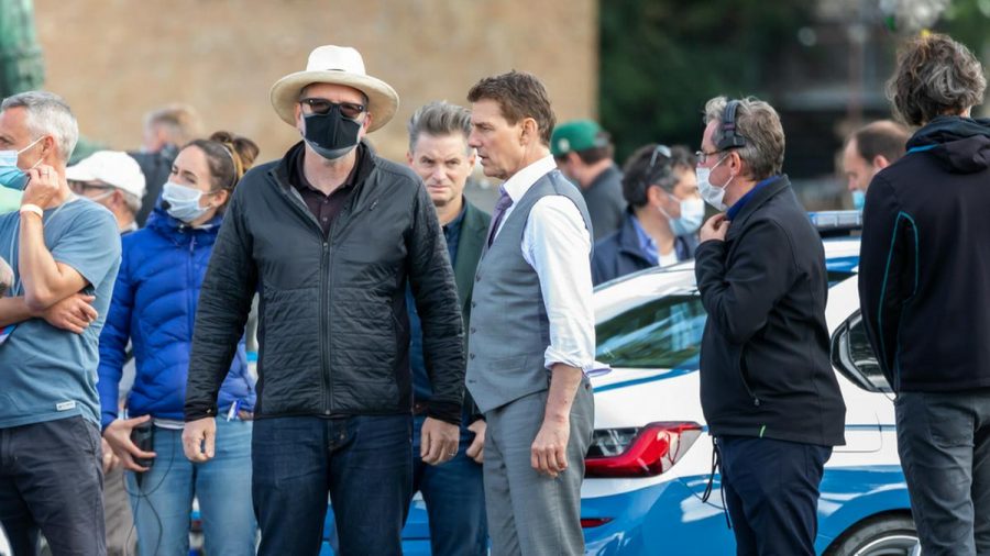 Viel los am Set - zu viel: Tom Cruise (Mitte) bei den Dreharbeiten zu "Mission: Impossible 7". (stk/spot)
