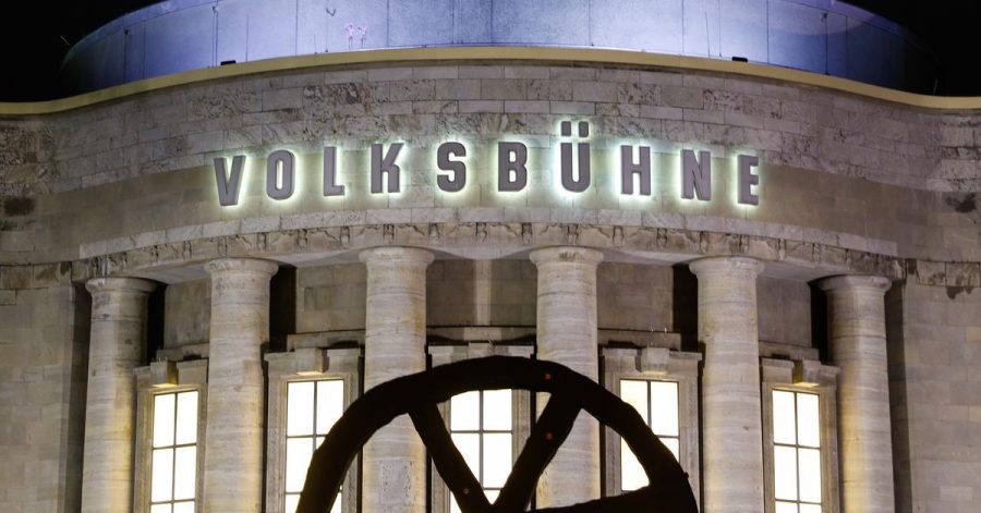 Ansicht der Volksbühne am Abend.