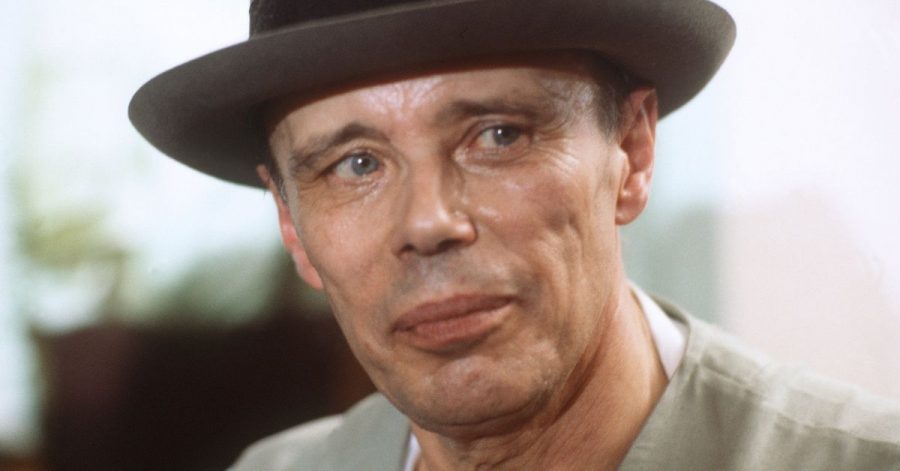 Porträt des deutschen Künstlers und Kunstprofessors Joseph Beuys, der am 12. Mai 1921 zur Welt kam.