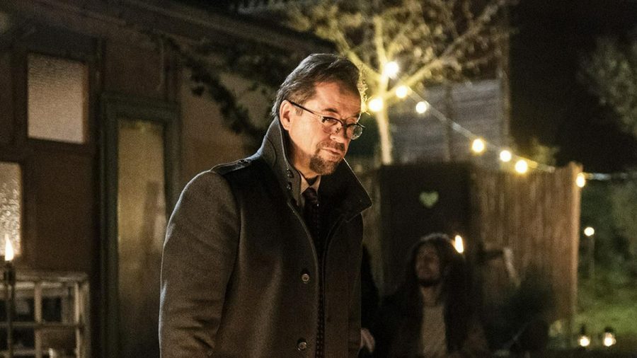 "Tatort: Rhythm and Love": Prof. Karl-Friedrich Boerne (Jan Josef Liefers) genießt das Lagerfeuer. (ili/spot)
