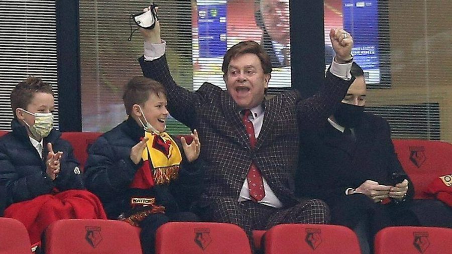 Mit Jubelpose: Elton John, seine Söhne und Ehemann David Furnish im Stadion. (jom/spot)