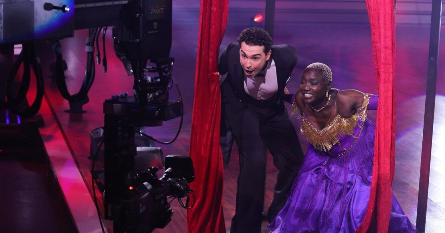 Auma Obama und Profitänzer Andrzej Cibis stehen bei der RTL-Tanzshow "Let's Dance" vor der Kamera.