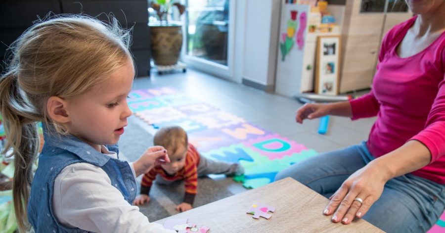 Wer sich als Babysitter etwas dazuverdient, sollte sich absichern. Die Aktion Das sichere Haus (DSH) nennt dafür Haftpflicht- und gesetzliche Unfallversicherung.