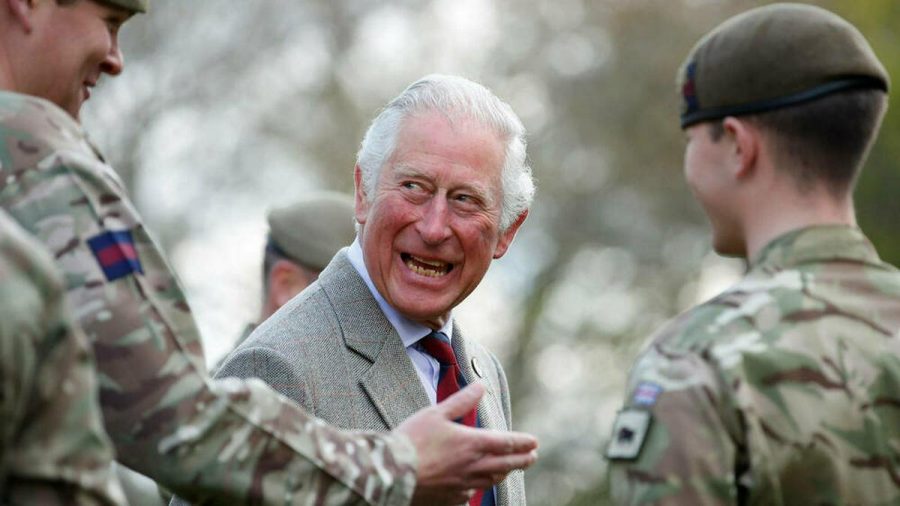 Prinz Charles lacht beim Kasernenbesuch in Windsor. (ili/spot)