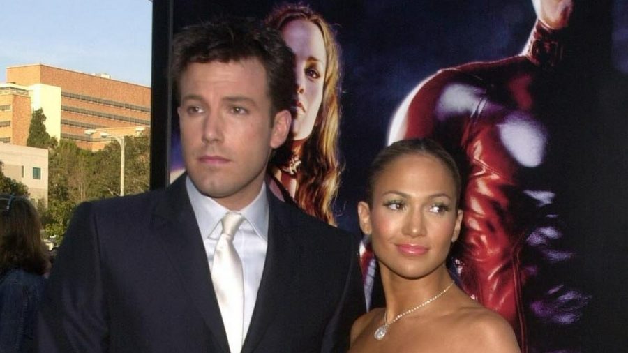 Damals waren sie noch "Bennifer": Ben Affleck und Jennifer Lopez im Jahr 2003 - auf dem Plakat dahinter lugte aber schon Jennifer Garner hervor (stk/spot)