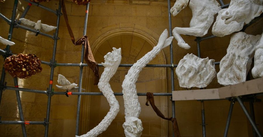 Exponate zeitgenössischer Kunst sind in einem ehemaligen Schlachthof ausgestellt.