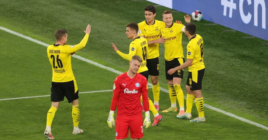 Halbfinale im Signal Iduna Park zwischen Dortmund und Holstein Kiel.