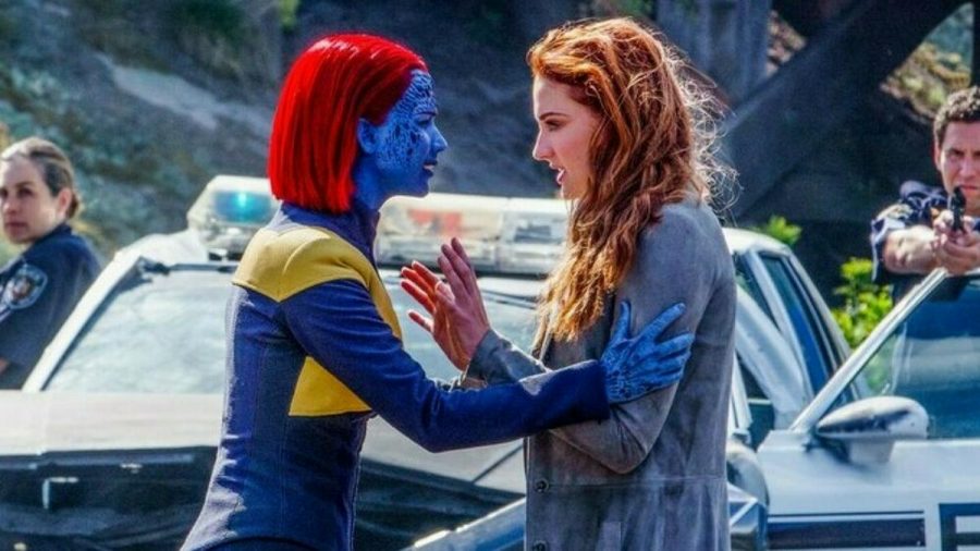 "X-Men: Dark Phoenix": Mystique (Jennifer Lawrence, l.) beruhigt Jean Grey (Sophie Turner) (cg/spot)