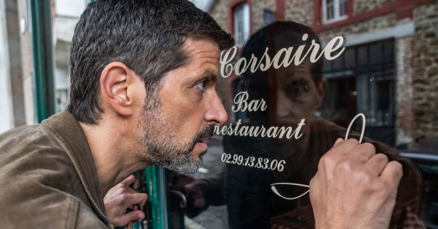 Durchs Fenster schauen gehört zum Beruf von Kommissar Dupin (Pasquale Aleardi).