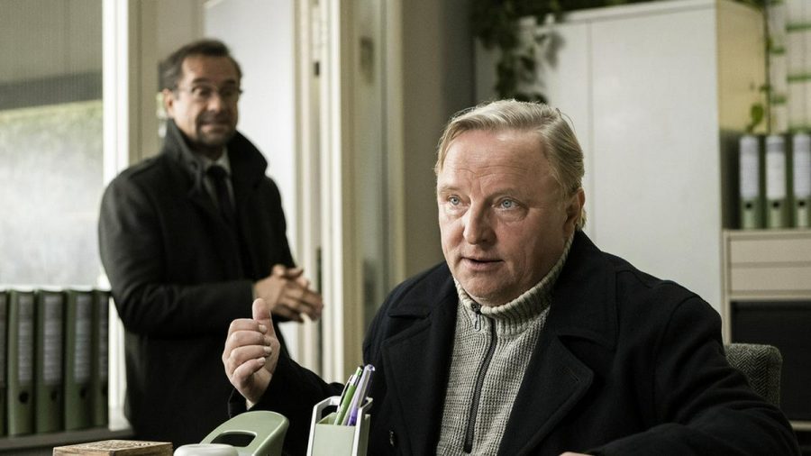 "Tatort: Rhythm and Love": Kommissar Frank Thiel (Axel Prahl, v.) und Prof. Karl-Friedrich Boerne (Jan Josef Liefers) sind sich wieder einmal uneins (cg/spot)