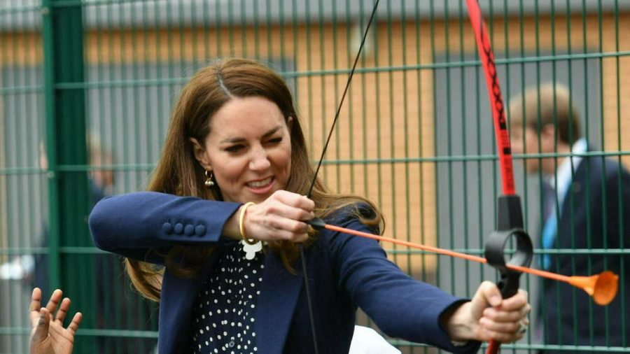 Herzogin Kate zeigt ihr Talent beim Bogenschießen. (tae/spot)