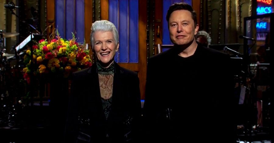 Unternehmer Elon Musk und seine Mutter Maye Musk in der Unterhaltungsshow "Saturday Night Live".