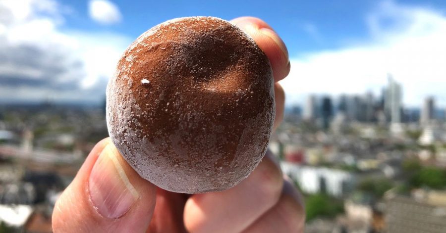 Eine Kugel Mochi-Eis «Little Moons». Die Reismehlteigkugel verbindet japanische mit italienischer Dessertküche.