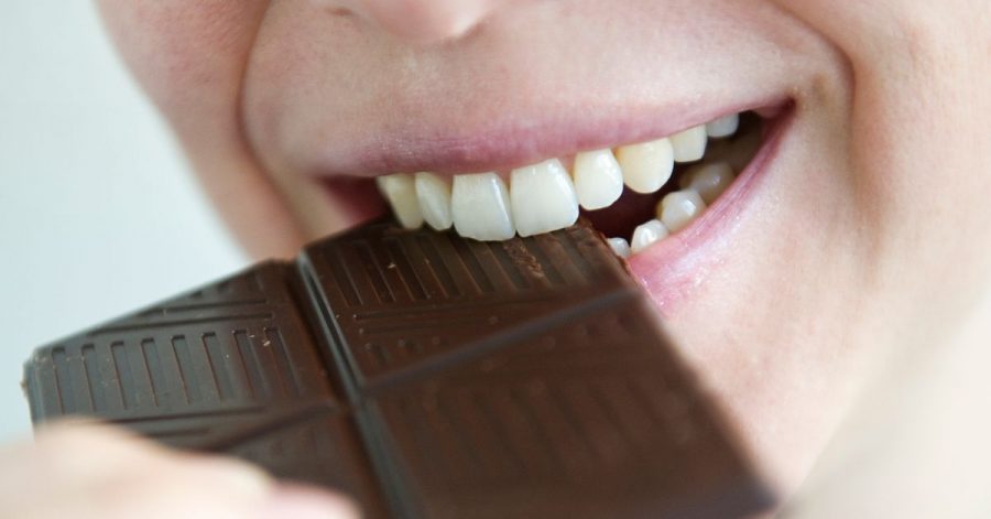 Ein Blick auf den Kakaogehalt der dunklen Schokolade verrät: Je mehr Kakao, desto mehr Fett und desto weniger Zucker ist in der Schokolade enthalten.
