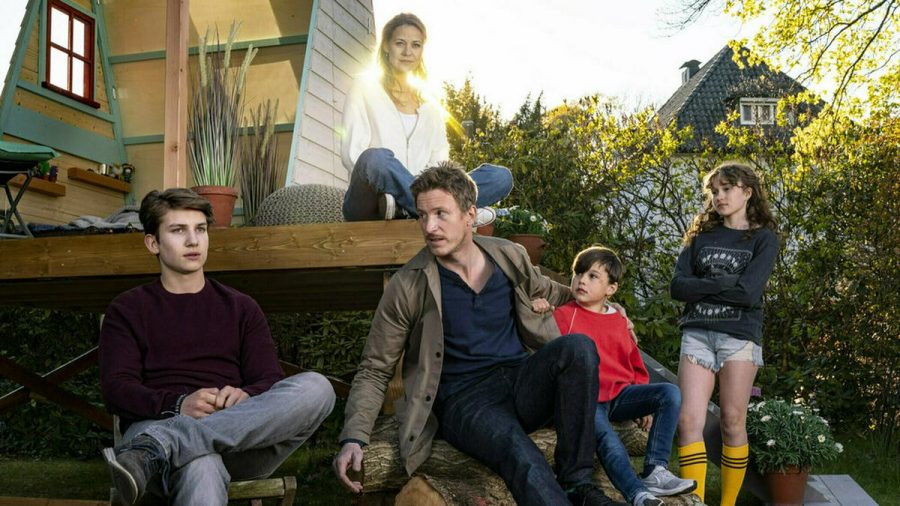 Luke Matt Röntgen, Golo Euler, Matteo Hilterscheid und Mathilda Smidt spielen in "Nachricht von Mama" eine junge Familie, die mit dem Tod der Mutter (Jessica Ginkel) klarkommen muss. (ncz/spot)