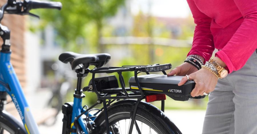 Zum Themendienst-Bericht vom 12. Mai 2021: Abrüsten für mehr Sicherheit: Teile wie Akkus, Luftpumpen oder Körbe entfernt man besser vor dem Transport mit dem Auto.