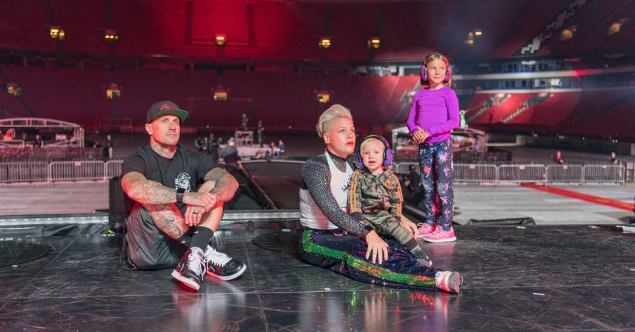 Sängerin Pink mit ihrem Mann Carey Hart und den Kinder Willow (r) und Jameson, in einer Szene der Amazon-Doku "P!nk: All I Know So Far".
