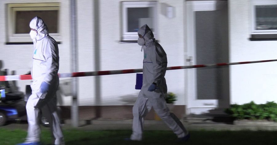 Beamte in Schutzanzügen am Tatort: Bei einem Messerangriff in einer Wohnung in Bad Essen in Niedersachsen sind zwei Menschen lebensgefährlich verletzt worden.