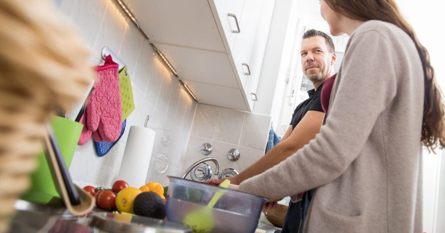 Essen vorbereiten und kochen: Zu kompliziert darf es dabei im Alltag nicht werden, auch wenn man das Klima schützen will.