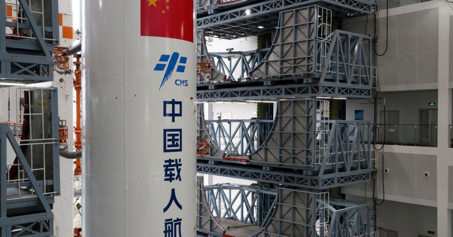 Die Kombination aus dem Kernmodul «Tianhe» der chinesischen Raumstation und der Langer-Marsch-5B-Y2-Rakete wird zum Startbereich der Wenchang Spacecraft Launch Site in der südchinesischen Provinz Hainan transportiert.