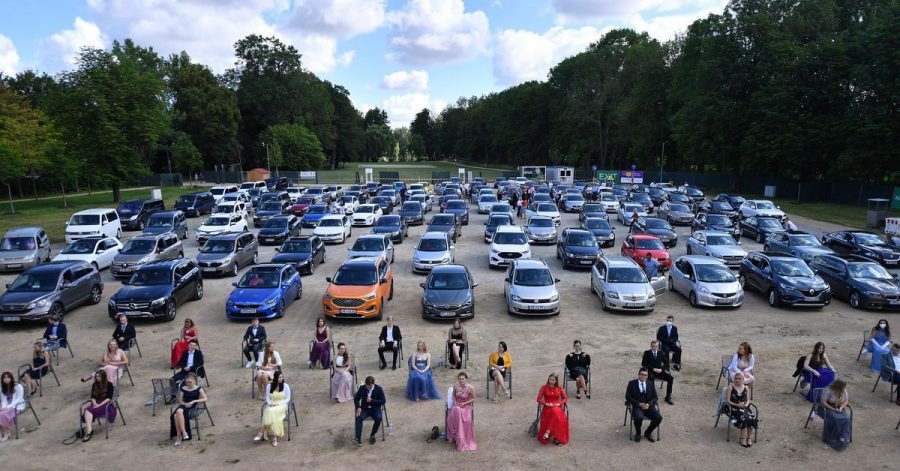 Schülerinnen und Schüler der Abschlussklasse der Bergschule Apolda bei der Abiturfeier 2020 in einem Autokino.