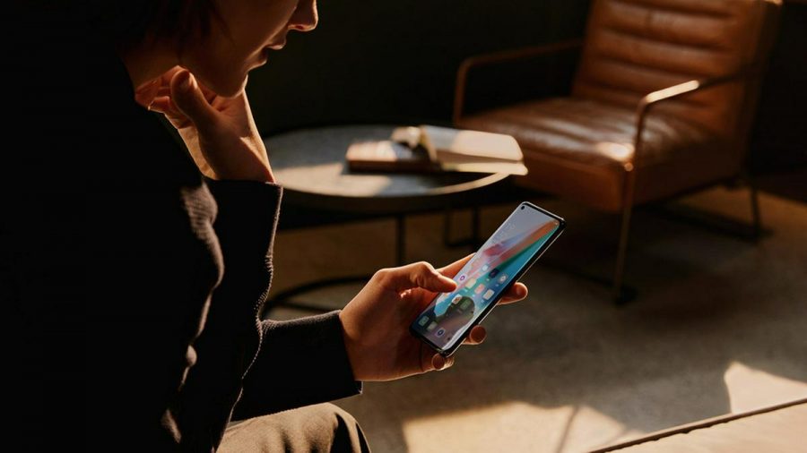 Das Oppo Find x3 Pro liegt gut in der Hand und brilliert mit seinem farbenfrohen und scharfen Display. (elm/spot)
