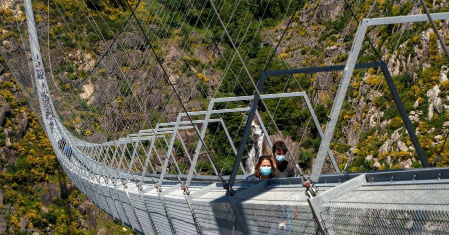 In schwindelerregender Höhe: Über einer Schlucht, durch die der Fluss Paiva fließt, führt nun eine 516 Meter lange Fußgänger-Hängebrücke.