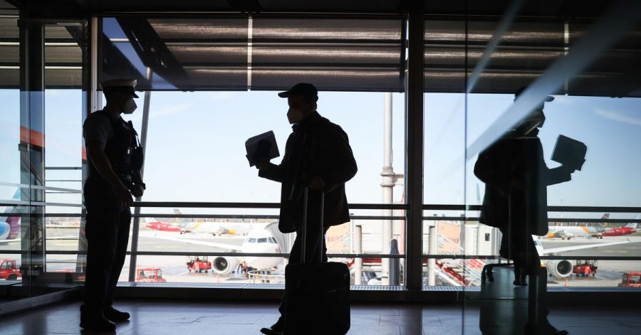 Beamte der Bundespolizei kontrollieren im Terminal 1 des Flughafen Hamburg Passagiere eines ankommenden Flugzeugs.