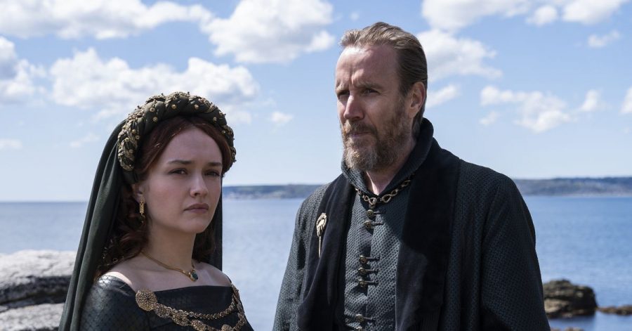 Olivia Cooke spielt Alicent Hightower und Rhys Ifans spielt Otto Hightower in der Game of Thrones-Vorgeschichte "House of the Dragon".