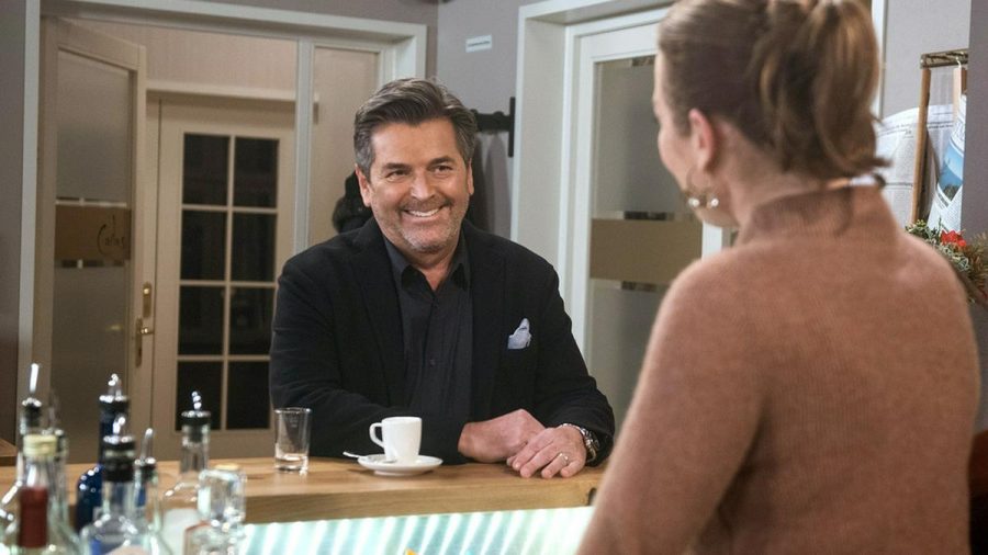 "Rote Rosen": Thomas Anders unterhält sich gut mit Carla (Maria Fuchs). (ili/spot)