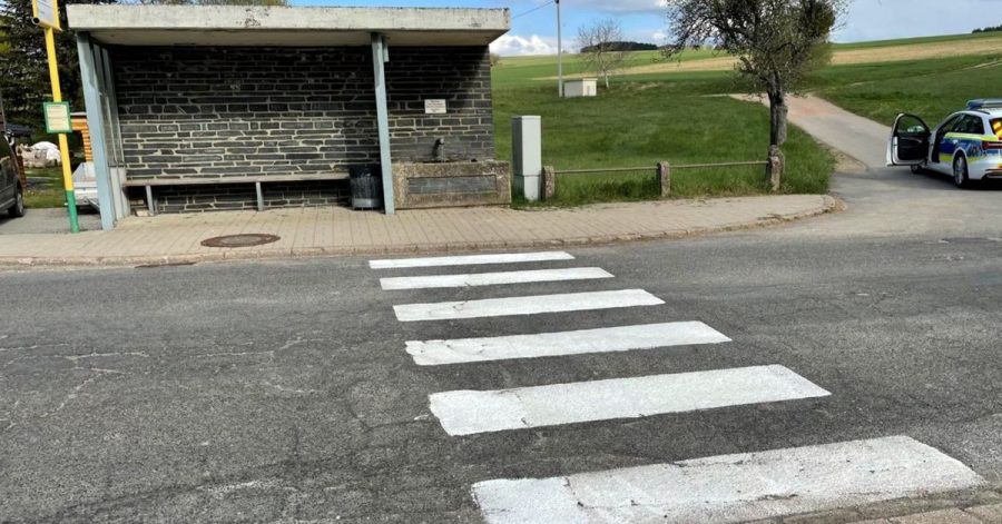 Der selbst gemalte Fußgängerüberweg in Bonerath.