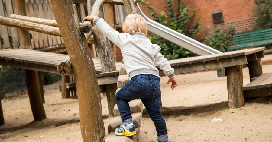 Eltern sollten bei Spielgeräten aus Holz genau hinschauen. Sind diese morsch, droht Verletzungsgefahr für spielende Kinder.