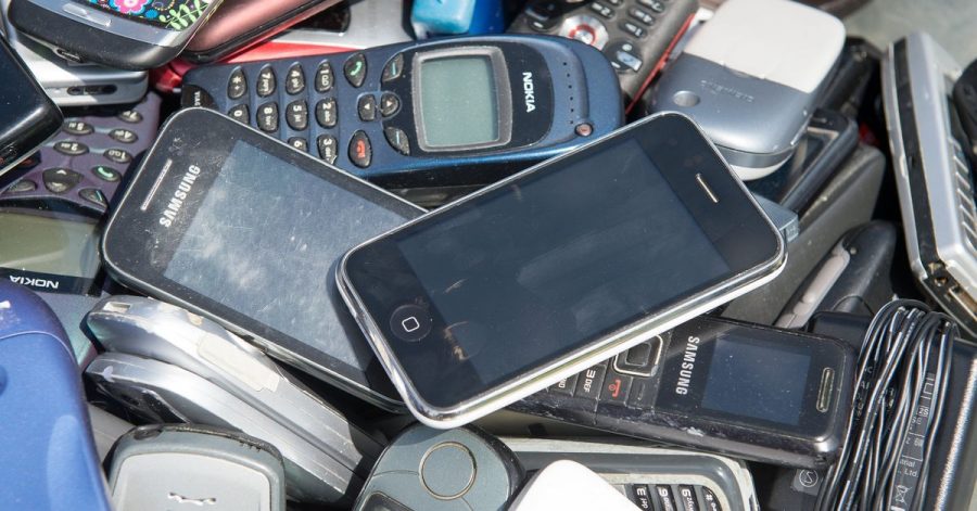 Geschäfte, deren Ladenfläche größer als 800 Quadratmeter ist und die selbst mehrmals im Jahr Elektrogeräte verkaufen, müssen künftig alte Geräte wie elektrische Zahnbürsten oder Handys annehmen.