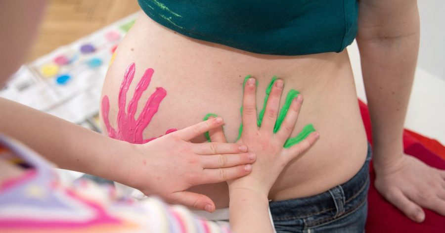 Wenn Mamas Bäuchlein anfängt zu wachsen, sollten Eltern dem Kind vom werdenden Geschwisterchen erzählen.
