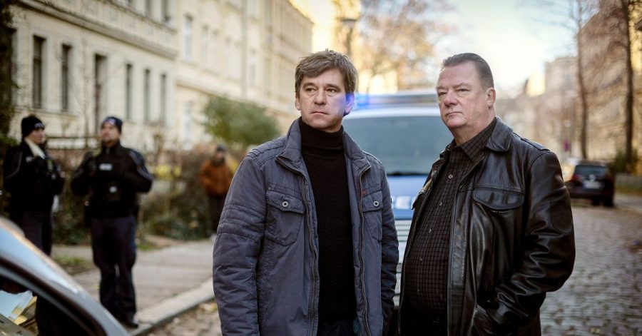 Kommissar Michael Lehmann (Peter Schneider, l) und Kommissar Henry Koitzsch (Peter Kurth) am Tatort.