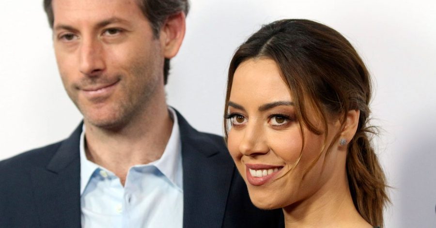 Aubrey Plaza (r) und ihr Freund Jeff Baena haben heimlich Ja gesagt.