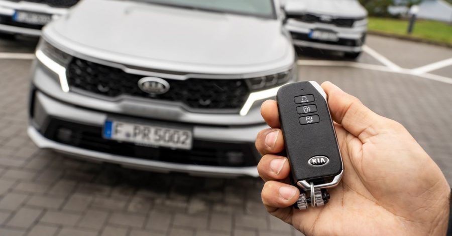 Bist ja schon groß: Einige Fahrzeuge können ganz alleine auf Knopfdruck in enge Parklücken rollen, ohne dass dafür eine Person am Steuer sitzt.