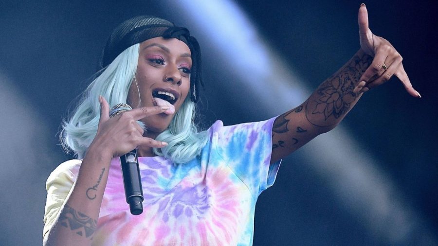Rapperin Nura verkauft jetzt Fußbilder